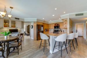 Una cocina y una sala de estar con mesa y sillas. en Lakefront Living! Huge Phoenix Home with Dock, Pool, en Phoenix