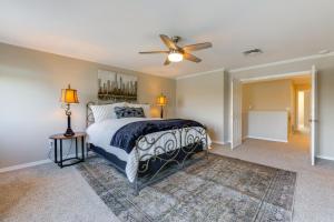 Un dormitorio con una cama y un ventilador de techo. en Lakefront Living! Huge Phoenix Home with Dock, Pool, en Phoenix 28 fotos más