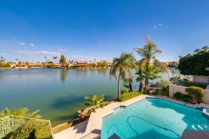 una imagen de un lago con piscina en Lakefront Living! Huge Phoenix Home with Dock, Pool, en Phoenix
