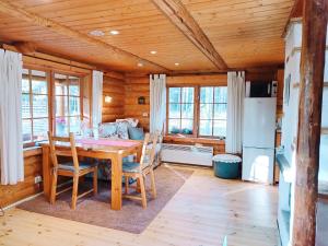 NõmmemaaLootuse Spa的厨房兼餐厅，配有桌椅