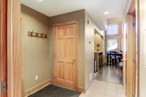 Fotografie z fotogalerie ubytování Ski-In 5BR Retreat at Boyne Mtn - Walk to Lifts & Fun! v destinaci Boyne Falls