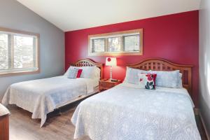 Postel nebo postele na pokoji v ubytování Ski-In 5BR Retreat at Boyne Mtn - Walk to Lifts & Fun! + 22 fotografií