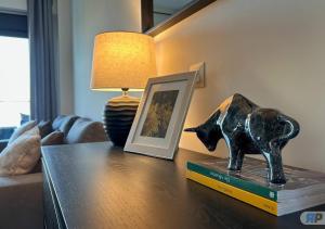 Una mesa con una estatua de un perro sobre un libro. en 005 Orizon con Terraza y Vistas al Mar, en Algarrobo Costa