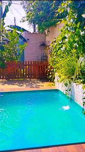 una gran piscina azul con una valla de madera en Casa Borges, en Aparecida de Goiania