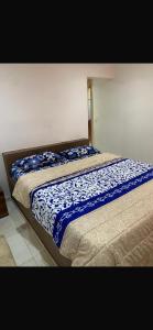 a bedroom with two beds with blue and white sheets at Villa luxueuse à ngaparou saly center in Ngaparou
