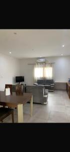 a living room with a couch and a table at Villa luxueuse à ngaparou saly center in Ngaparou