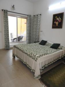 Ένα ή περισσότερα κρεβάτια σε δωμάτιο στο House in the Serene Hills of Bhimtal