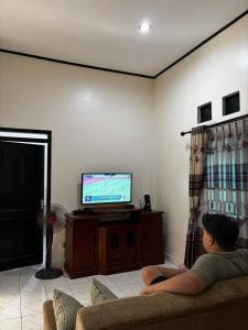 Televisyen dan/atau pusat hiburan di Griya Likura