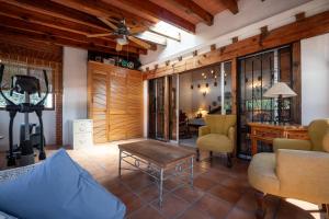 Gallery image of Casa Mexicana con Alberca Techada y Jardín in Tequisquiapan