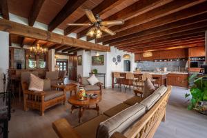 a living room with a couch and a ceiling fan at Casa Mexicana con Alberca Techada y Jardín in Tequisquiapan