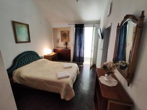 ein Hotelzimmer mit einem Bett und einem Spiegel in der Unterkunft Suite Pringles 1740 Parking Planta Baja in Yerba Buena