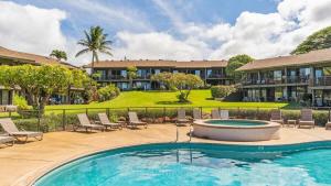 カハナにあるPolynesian Shores 111 · PS 111 Updated Condo w Ocean Views Poolのスイミングプール(椅子付)、