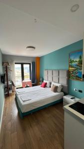 ein Schlafzimmer mit einem großen Bett in einem Zimmer in der Unterkunft Your Cozy Stay - Tirana in Tirana