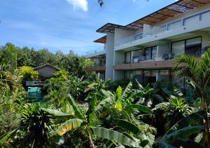 un bâtiment avec des plantes devant lui dans l'établissement Boho Chic Loft- Stunning Terrace in Central Tulum, à Tulum