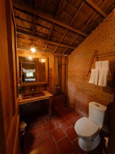 a bathroom with a toilet and a sink at Le Mékong Vert Ecolodge 