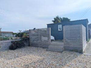 Φωτογραφία από το άλμπουμ του The Shepherd's Hut on the Beach - Pagham - Sea Front σε Pagham