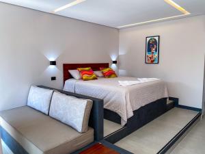 une petite chambre avec un lit et un canapé dans l'établissement Vila Libelula, à São Miguel do Gostoso 47 autres photos