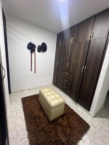 a ottoman sitting on a rug in a room at Alojamiento completo - Casa en Conjunto con 2 habitaciones in Florencia