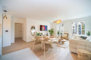 ein Wohnzimmer mit Tisch und Couch in der Unterkunft Appartement F3 Neuf Vue sur la Seine avec Parking Gratuit Proche Paris Tour Eiffel & Disney in Cormeilles-en-Parisis + 21 Fotos