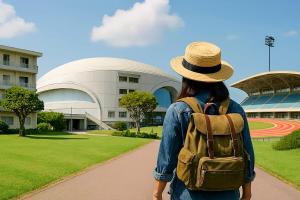 Una mujer con una mochila caminando por un sendero frente a un edificio. en Minsyuku Okinawa Kubotaso - Vacation STAY 87482v, en Okinawa City 14 fotos más