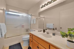 O baie la Kid-Friendly Gorgeous 3Bed, 2Bath Desert House +27 fotografii