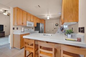 O bucătărie sau chicinetă la Kid-Friendly Gorgeous 3Bed, 2Bath Desert House