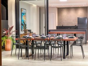 une salle à manger avec une table et des chaises dans l'établissement Vila Libelula, à São Miguel do Gostoso