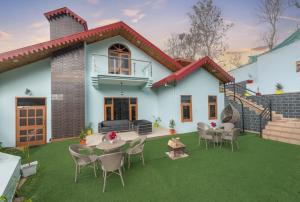 uma representação de uma casa com um relvado em The Corner House I Pet friendly & Serviced Villa I Open Air Lawn & Plunge Pool I Bonfire I Dance I Music I Full Party I Kasauli By Exotic Stays em Kasauli