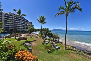 vistas a una playa con palmeras y a un edificio en Sands of Kahana 316 · SK 316 Spacious OceanFront 2BD w Ocean Vie, en Kahana