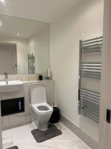 Bilik mandi di Modern Downtown Escape