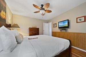 MaalaeaにあるIsland Sands 210 · IS 210 OceanFront Condo Expansive Ocean Viewsの白いベッドと薄型テレビのある寝室 +54枚の写真
