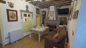 NigüelasにあるCasa Erasのソファとテーブルのあるリビングルーム