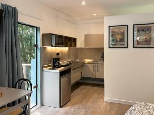 Nhà bếp/bếp nhỏ tại Central Tiny house surrounded by nature