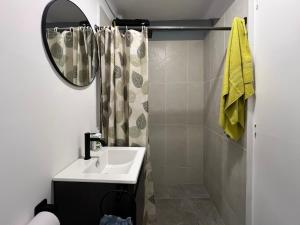 Phòng tắm tại Central Tiny house surrounded by nature