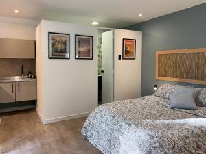 Giường trong phòng chung tại Central Tiny house surrounded by nature