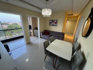 un salon avec une table et des chaises blanches dans l'établissement Apartamento com 3 quartos em Condomínio COP30, à Ananindeua