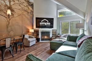 Telemark VillageにあるTrailside Loft at Pico - Ski-In, Out Condo with Loft & 2BR - Steps to Liftのソファと暖炉のあるリビングルーム