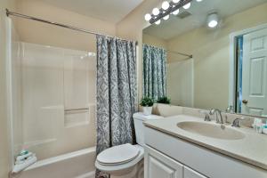 Telemark VillageにあるTrailside Loft at Pico - Ski-In, Out Condo with Loft & 2BR - Steps to Liftのトイレ、洗面台、シャワー付きのバスルーム +27枚の写真