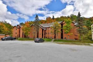 Telemark VillageにあるTrailside Loft at Pico - Ski-In, Out Condo with Loft & 2BR - Steps to Liftの大家前駐車