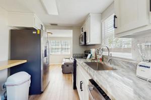 eine Küche mit Spüle und Kühlschrank in der Unterkunft Baydream Believer in Fort Morgan + 7 Fotos