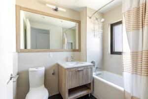 ein Badezimmer mit Toilette, Waschbecken und Badewanne in der Unterkunft Blueground Long Island City rooftop nr Gantry Park NYC-1767 in Long Island City + 32 Fotos