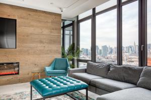 ein Wohnzimmer mit Couch und Kamin in der Unterkunft Blueground Long Island City rooftop nr Gantry Park NYC-1767 in Long Island City