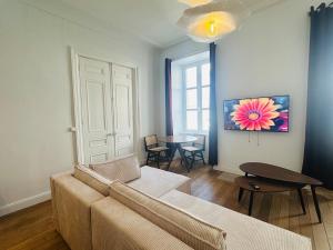 a living room with a couch and a table at Hyper Centre Cathédrale Boulingrin 101 in Reims