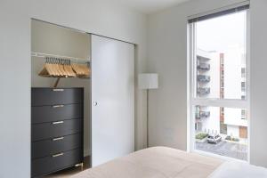 Postel nebo postele na pokoji v ubytování Blueground Willow - Rose Hill rooftop nr Park SEA-941