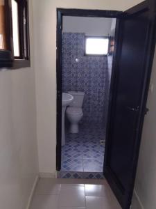 un baño con inodoro y lavabo en Keur Vieux DIATTA, en Ziguinchor