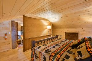 Ένα ή περισσότερα κρεβάτια σε δωμάτιο στο Adirondacks Cabin with Fire Pit on Otter Lake!