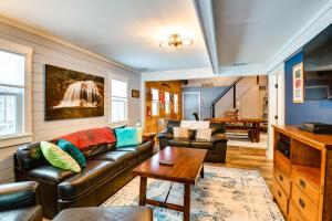 Χώρος καθιστικού στο Secluded Home with Fire Pit, 8 Mi to Cannon Mountain
