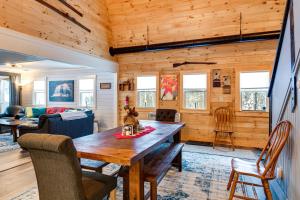 Χώρος καθιστικού στο Secluded Home with Fire Pit, 8 Mi to Cannon Mountain