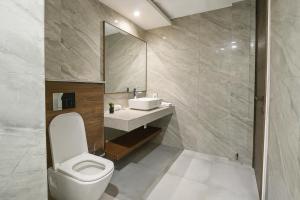 ラホールにあるExecutive Apartments with Imtiaz Superstore In Penta Square - DHA Phase 5 Lahoreのトイレ、洗面台、鏡を備えたバスルーム +121枚の写真