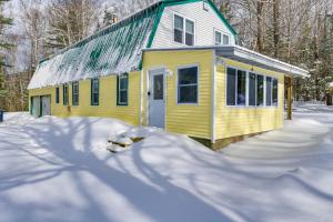 Το Secluded Home with Fire Pit, 8 Mi to Cannon Mountain τον χειμώνα